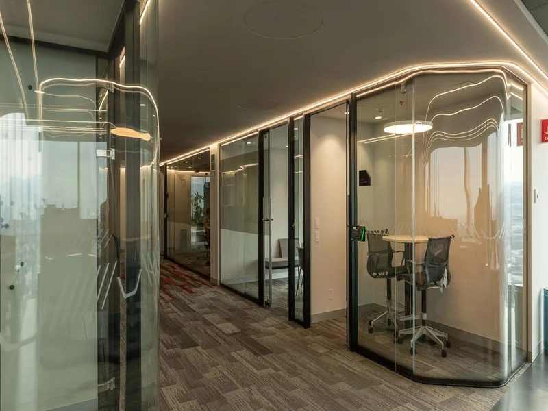 Mamparas divisorias de oficinas proyecto Nissan en CDMX
